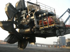 港口設備液壓泵維修現(xiàn)場